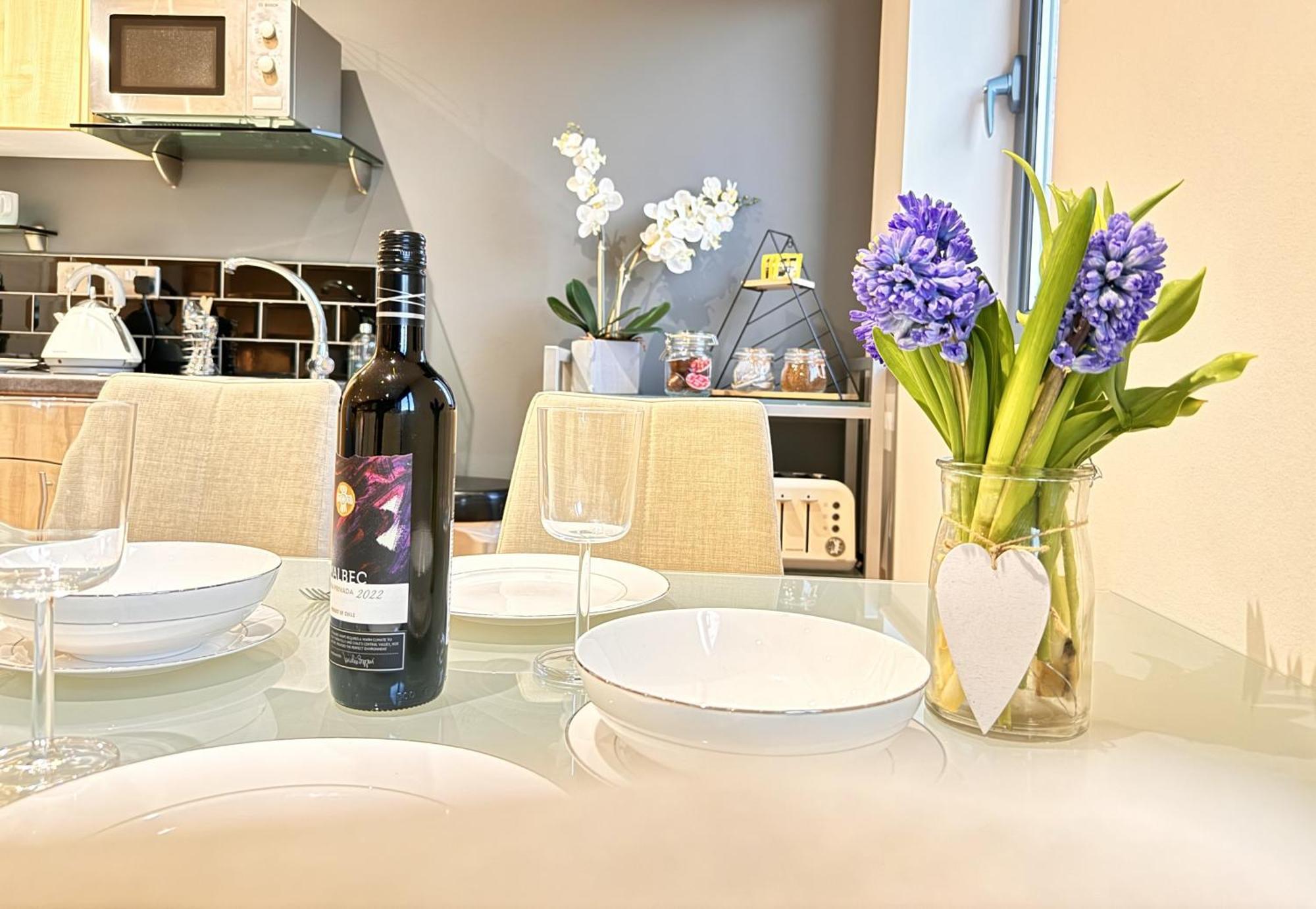 Perfectly Located City Centre Studio Apartment - West One With Free Wifi, Gym Access, Netflix Шеффілд Екстер'єр фото